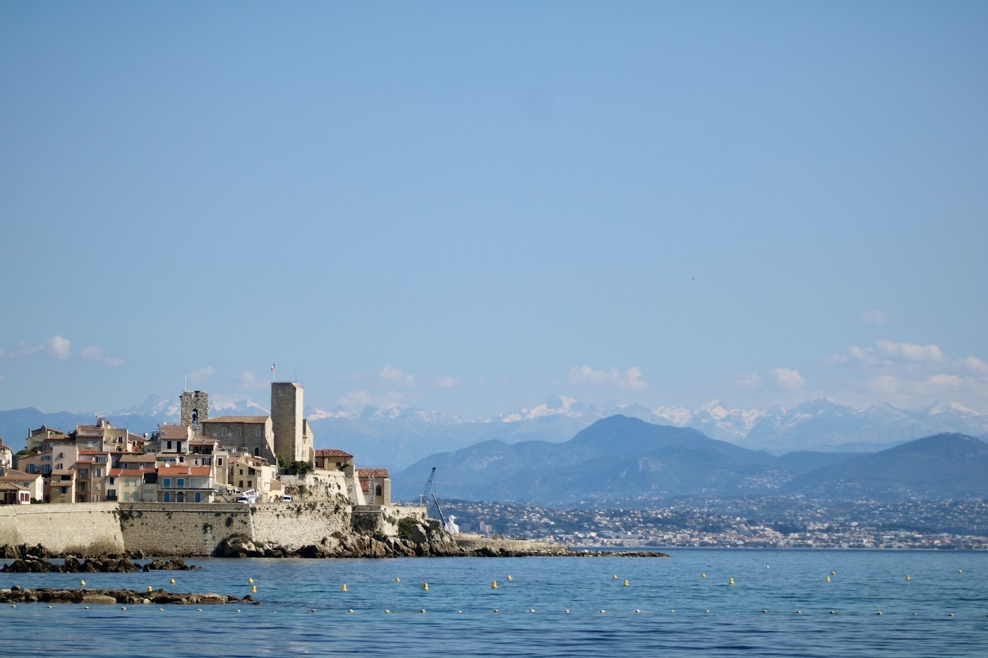 La vieille ville d'Antibes vue de la mer, avec les montagnes de l'arrière-pays