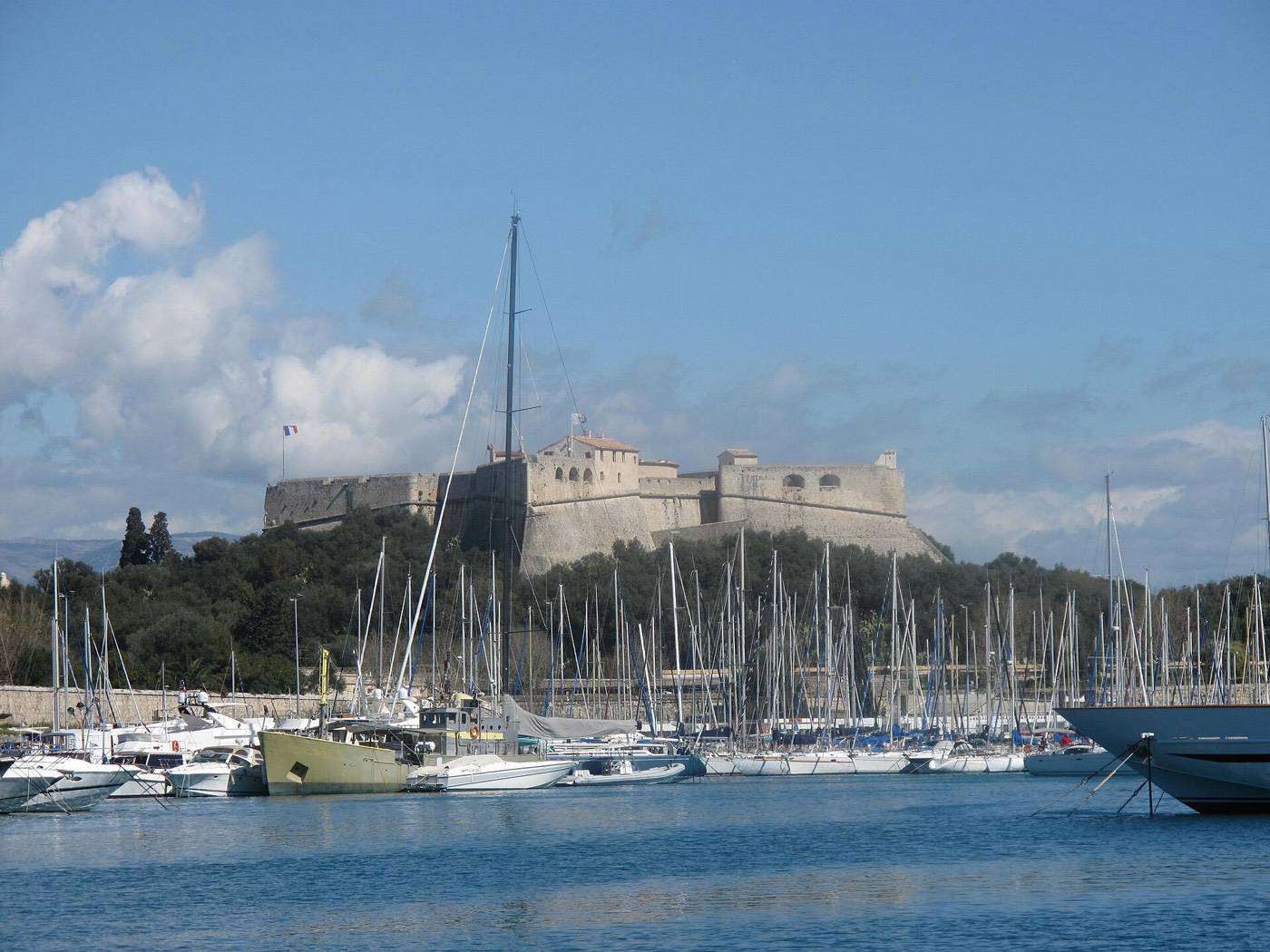Le Fort Carré d'Antibes au-dessus du port et des mâts des voiliers