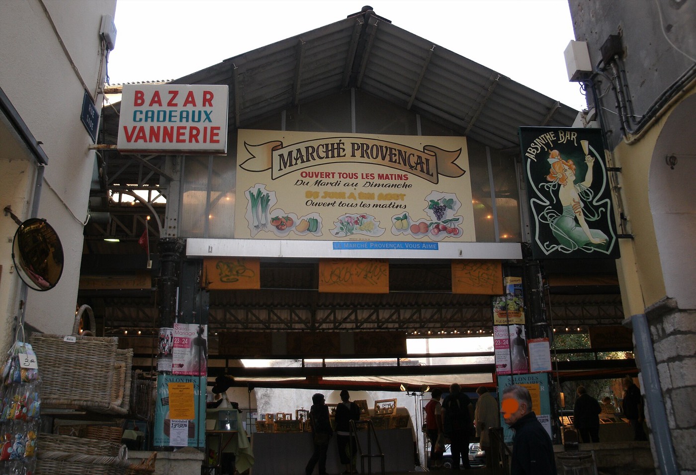 L'entrée de la halle du marché provençal d'Antibes, cours Masséna