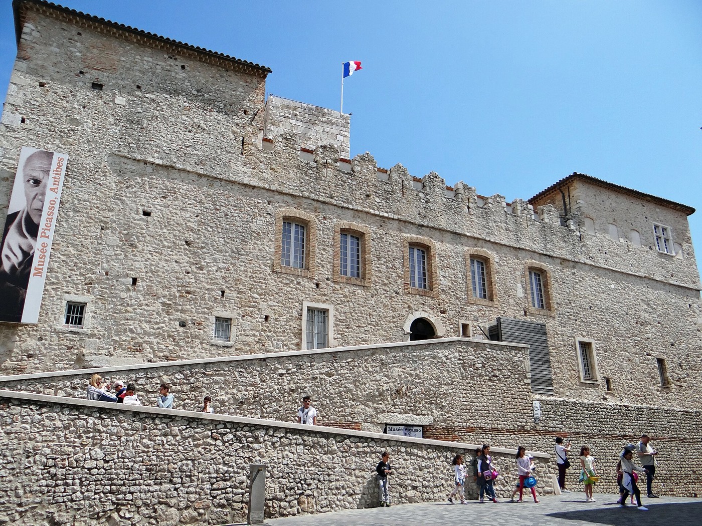 Le château Grimaldi, qui abrite le musée Picasso, sur les remparts d'Antibes