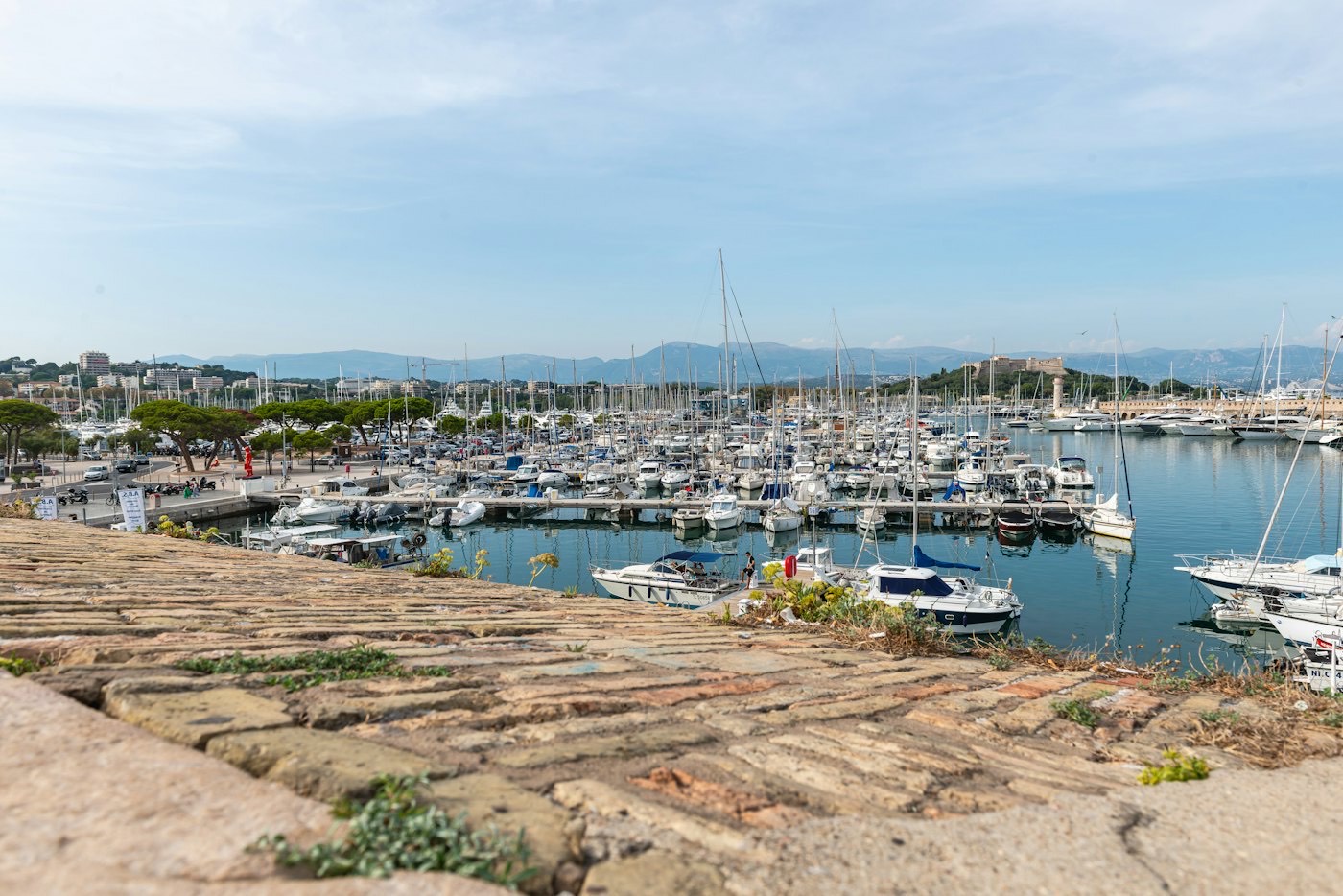 Le Port Vauban et ses bateaux vus des remparts d'Antibes