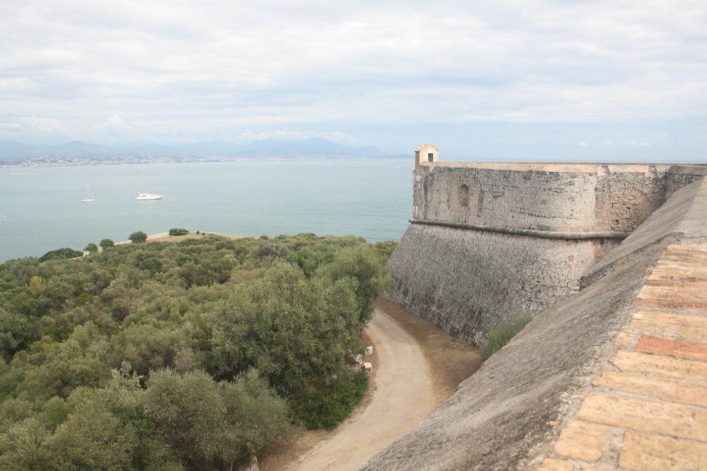 Le chemin qui longe les murs du Fort Carré, au-dessus de la mer et de la végétation méditerranéenne