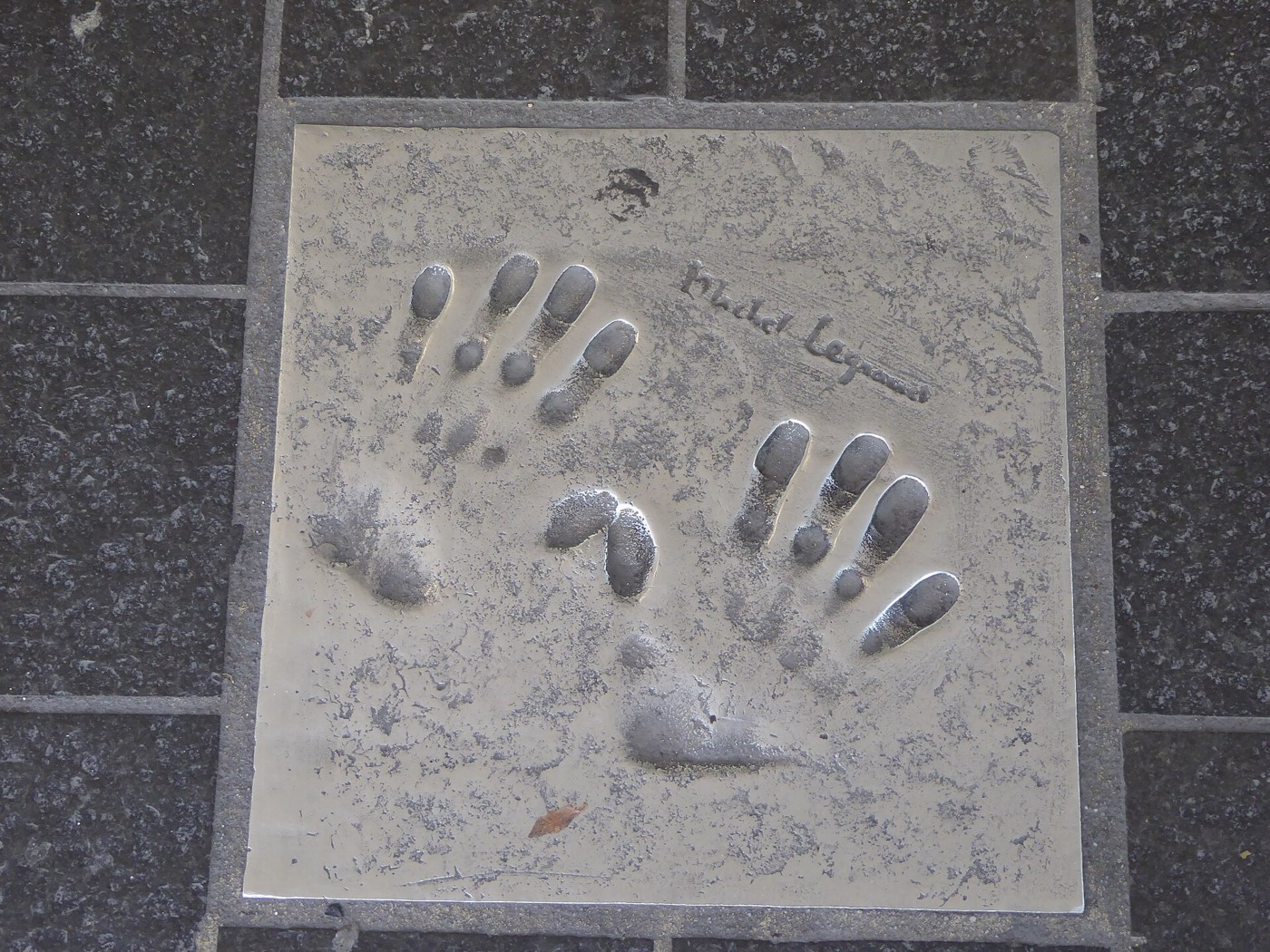 Les empreintes de mains de Michel Legrand dans une plaque de métal du Chemin des Étoiles