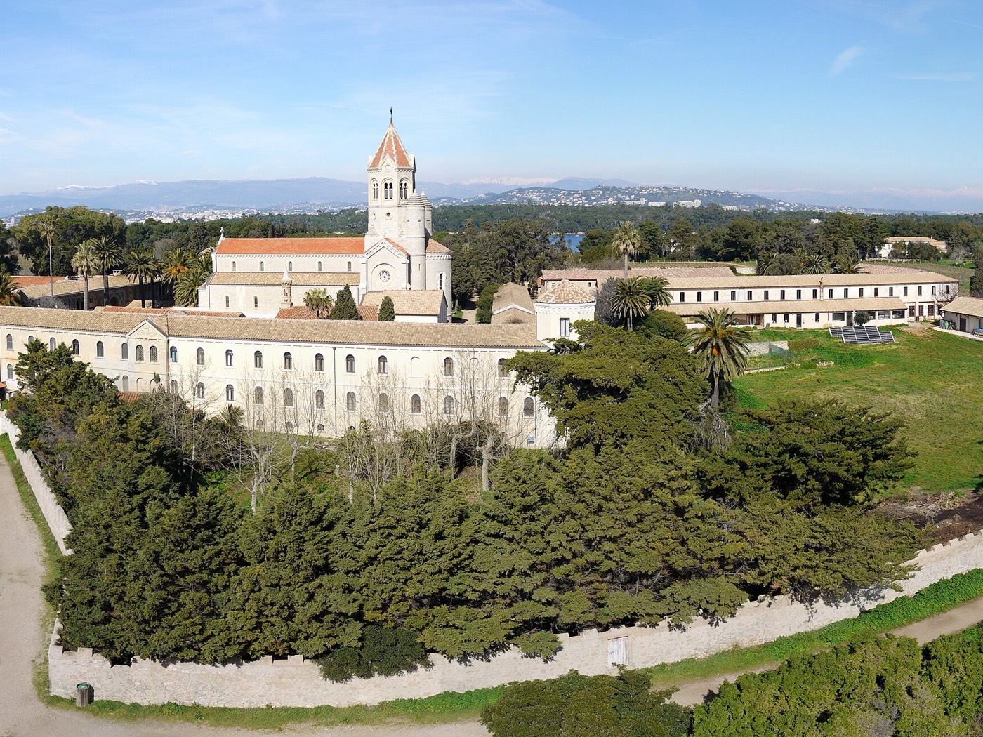 L'abbaye de Lérins et son clocher sur l'île Saint-Honorat, entourée de pins
