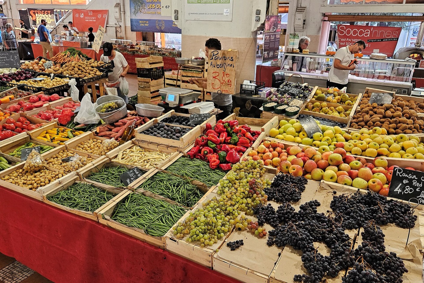 Étals de fruits et de légumes colorés dans la halle du marché Forville