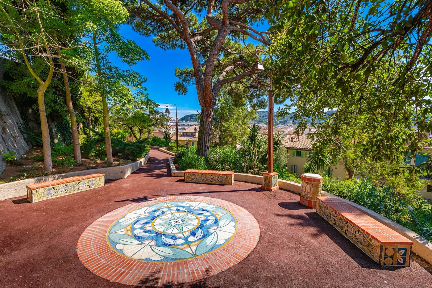 Une placette en mosaïque avec bancs de céramique sur le Mont Chevalier, au-dessus des toits de Cannes
