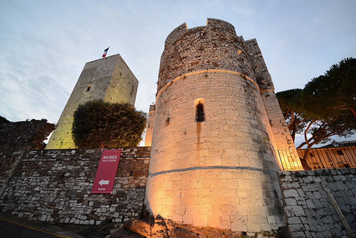 Les tours du château du Suquet, qui abrite le musée des Explorations du Monde, éclairées à la tombée de la nuit