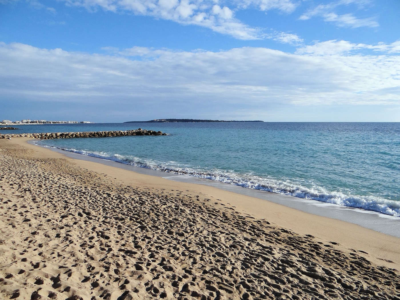 La plage de sable de la plage du Midi à Cannes, face à la rade et aux îles de Lérins