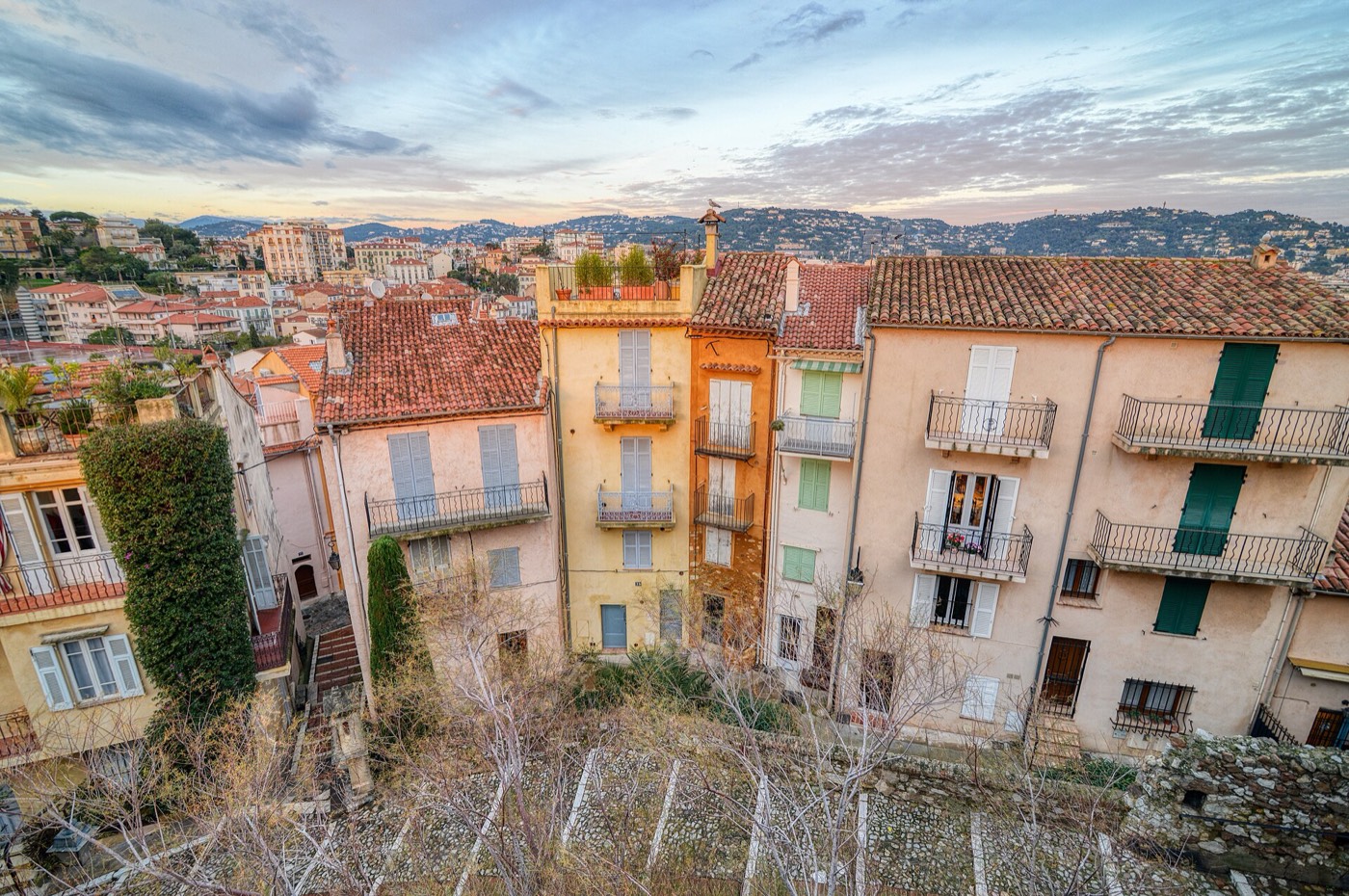 Façades colorées et toits de tuiles du Suquet, la vieille ville de Cannes, au coucher du soleil