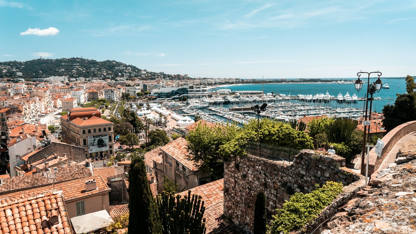 Le Vieux Port de Cannes et ses bateaux, vus des remparts du Suquet