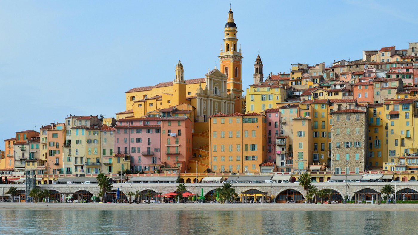 Menton et ses façades colorées au bord de la Méditerranée