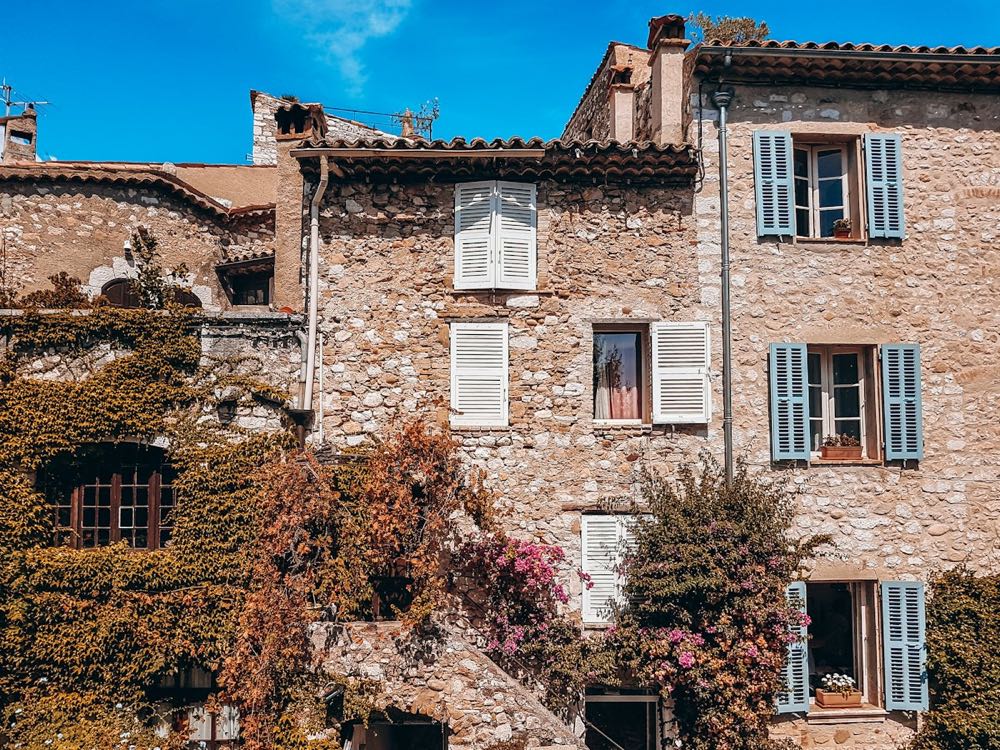 Maisons en pierre et volets bleus dans le village de Saint-Paul-de-Vence