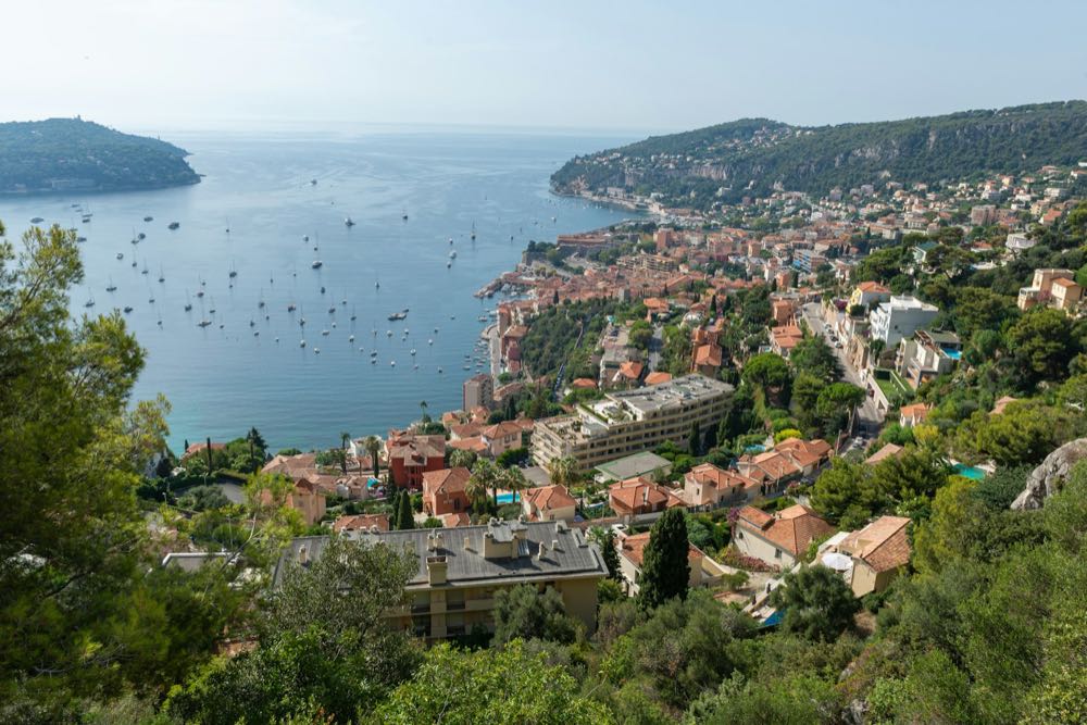 La rade de Villefranche-sur-Mer vue depuis les hauteurs boisées