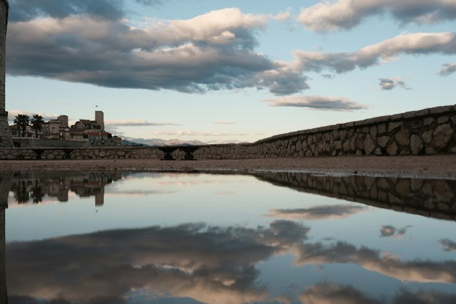 Les remparts d'Antibes et le château Grimaldi au loin