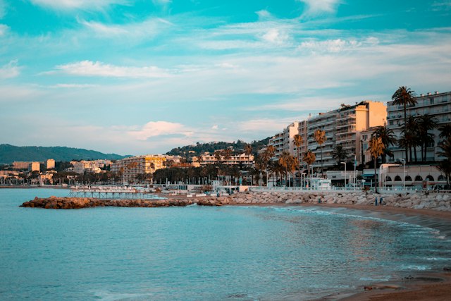 La plage et la baie de Cannes