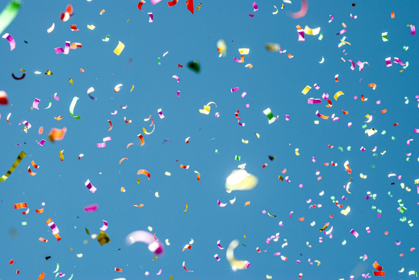 Confettis multicolores dans un ciel bleu
