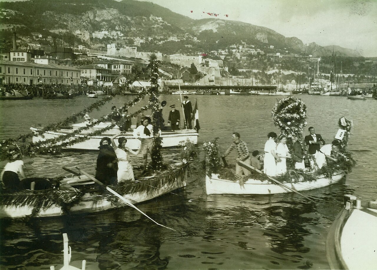 Barques fleuries dans la Darse de Villefranche-sur-Mer lors d'un Combat Naval Fleuri, photographie ancienne
