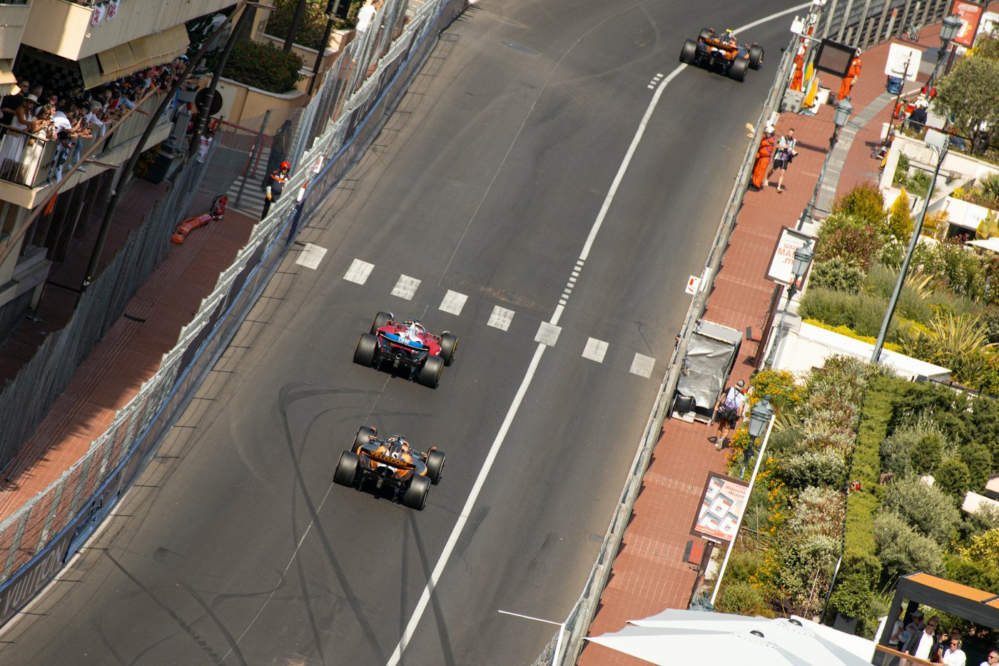 Monoplaces de Formule 1 dans une rue du circuit du Grand Prix de Monaco