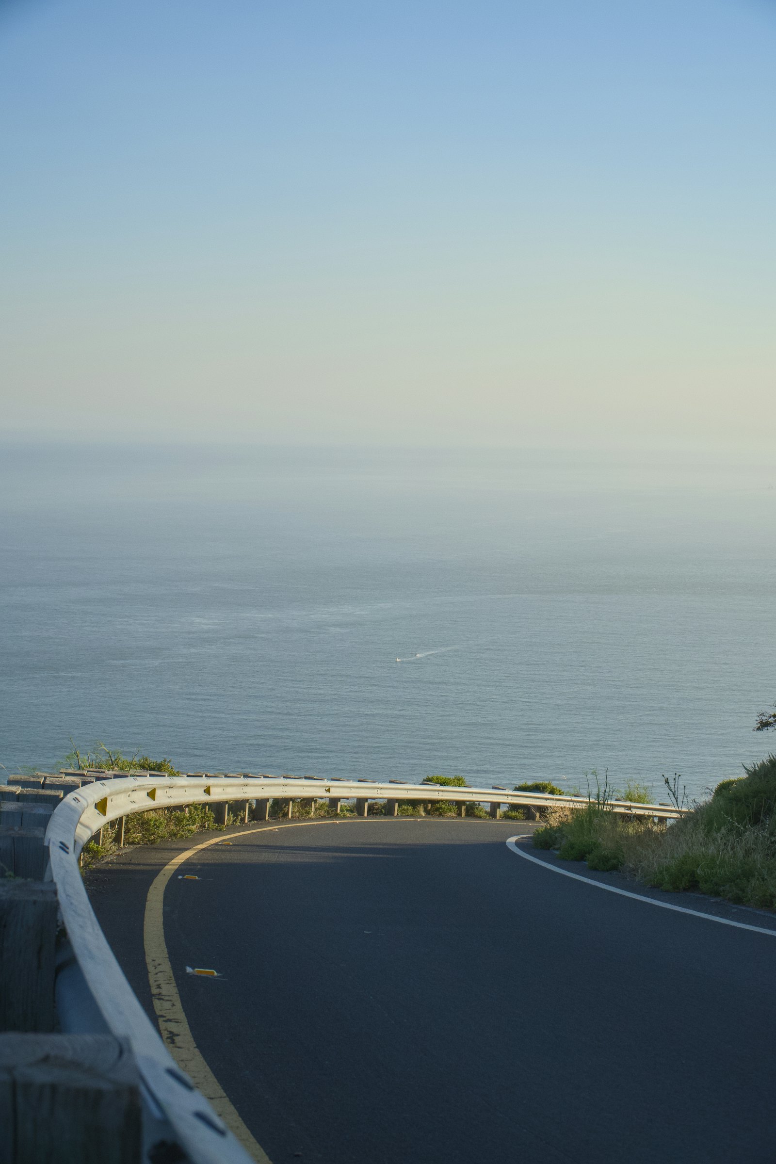 Route en lacets au-dessus de la mer