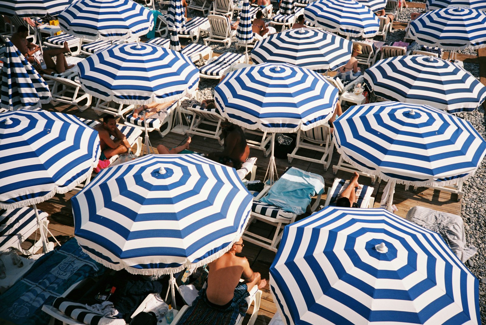 Parasols rayés bleu et blanc sur une plage de Nice