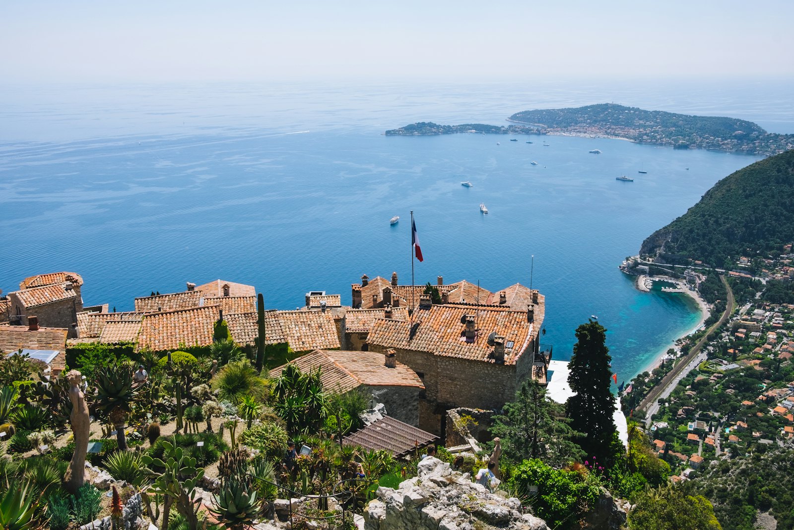Les toits d’Èze au-dessus de la Méditerranée