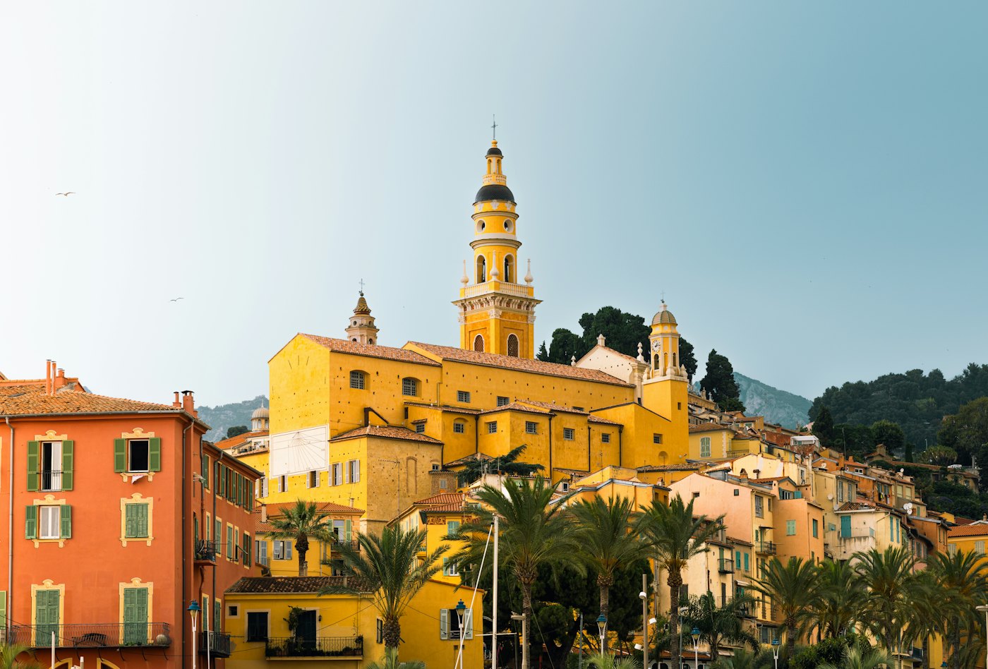Le clocher jaune de la basilique Saint-Michel au-dessus des toits de Menton