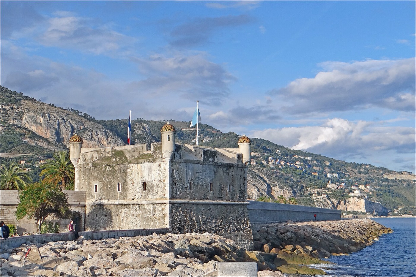 Le Bastion, fortin du XVIIe siècle qui abrite le musée Jean Cocteau, au bord de la mer
