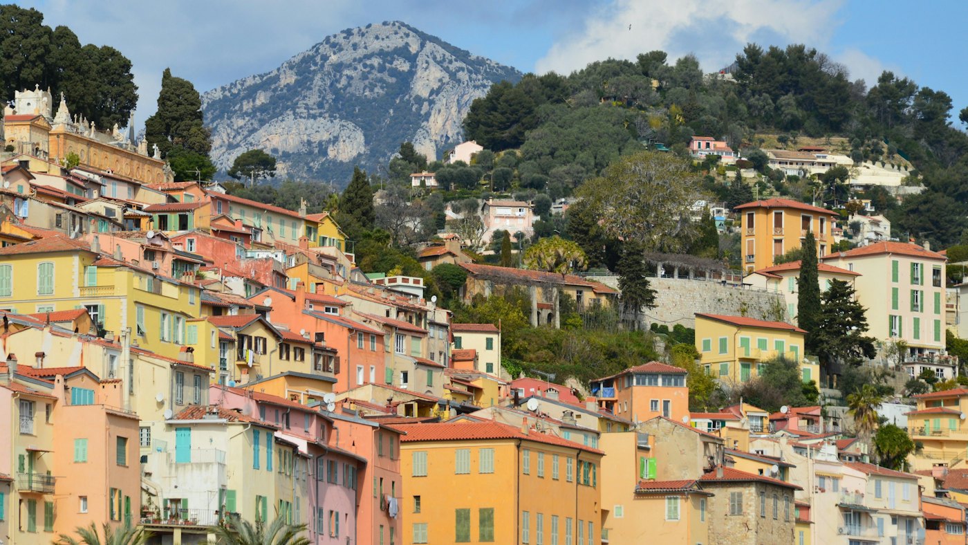 Les maisons de Menton étagées sur la colline, avec les montagnes de l'arrière-pays