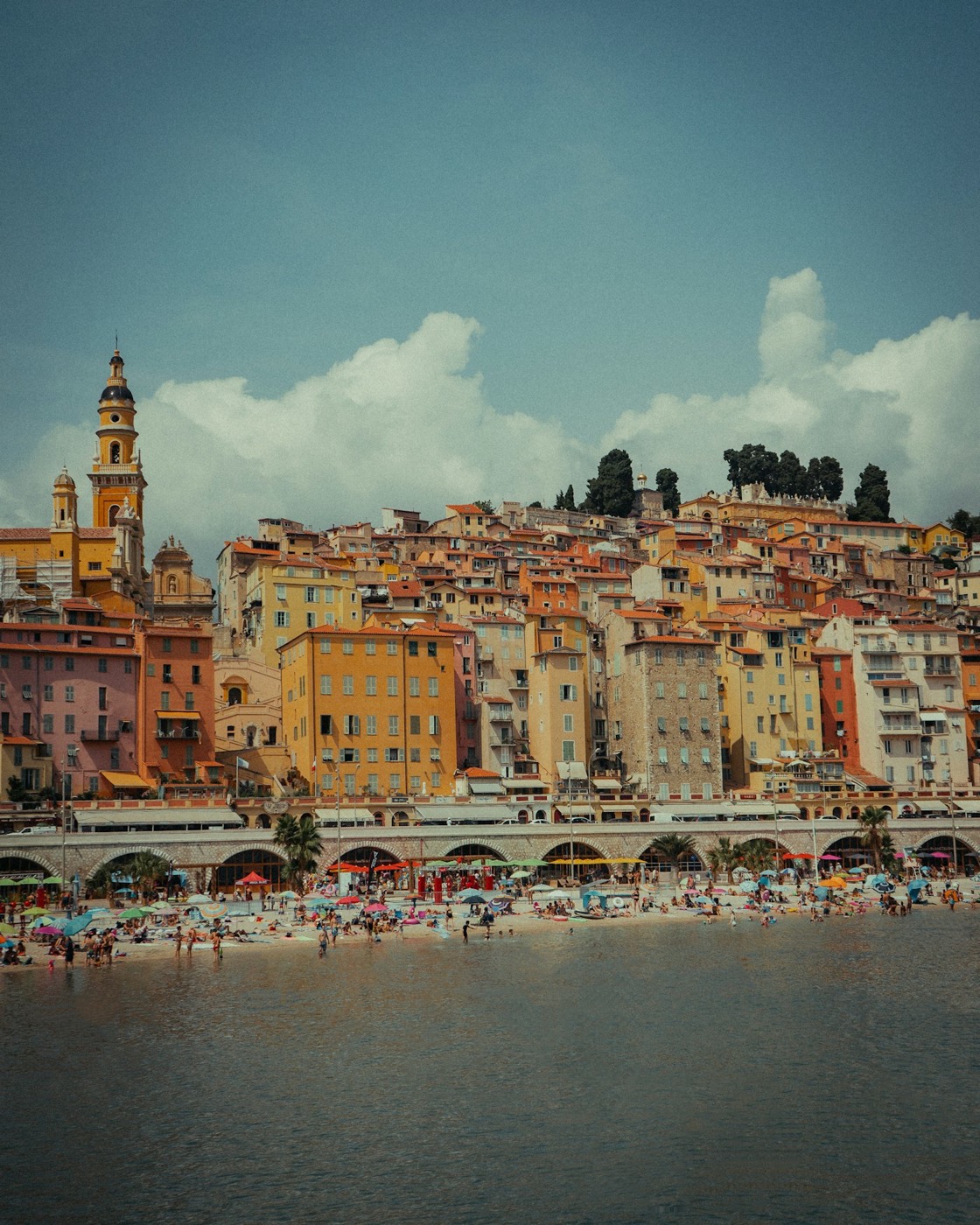La plage des Sablettes au pied de la vieille ville colorée de Menton