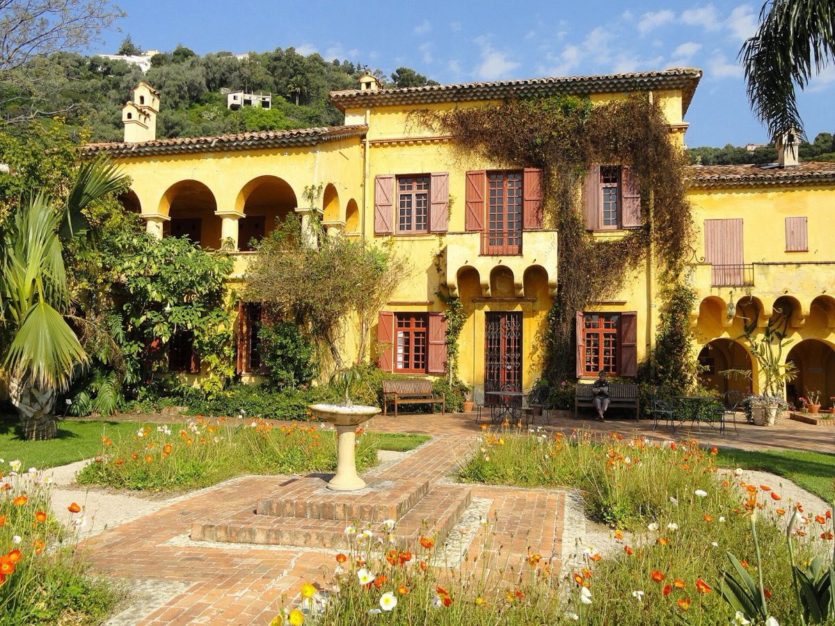 La villa jaune du Val Rahmeh et son jardin fleuri de coquelicots