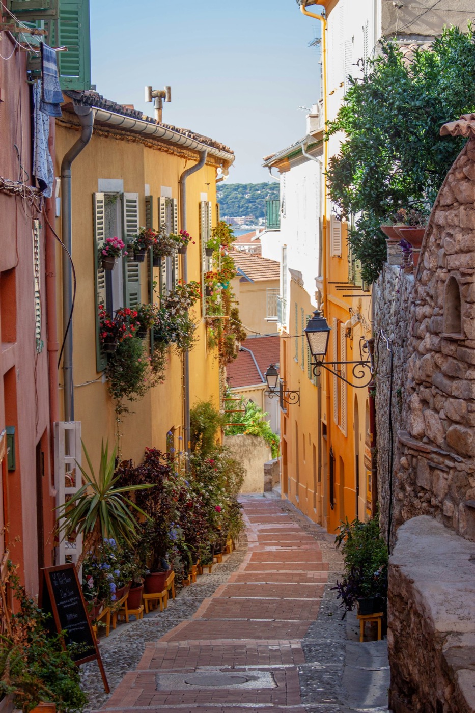 Une ruelle fleurie aux façades ocre dans la vieille ville de Menton