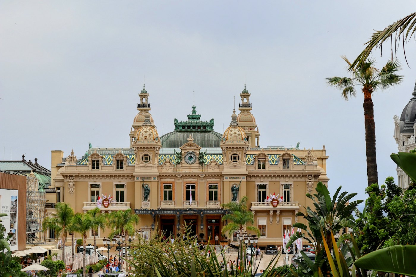 La façade Belle Époque du Casino de Monte-Carlo, ses toits colorés et ses palmiers