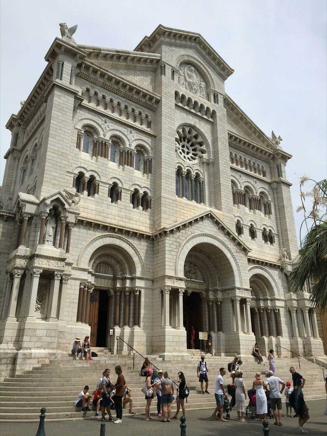 La façade romano-byzantine de la cathédrale de Monaco et son escalier