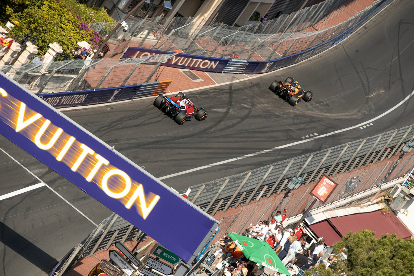 Deux monoplaces de Formule 1 dans un virage du circuit de Monaco