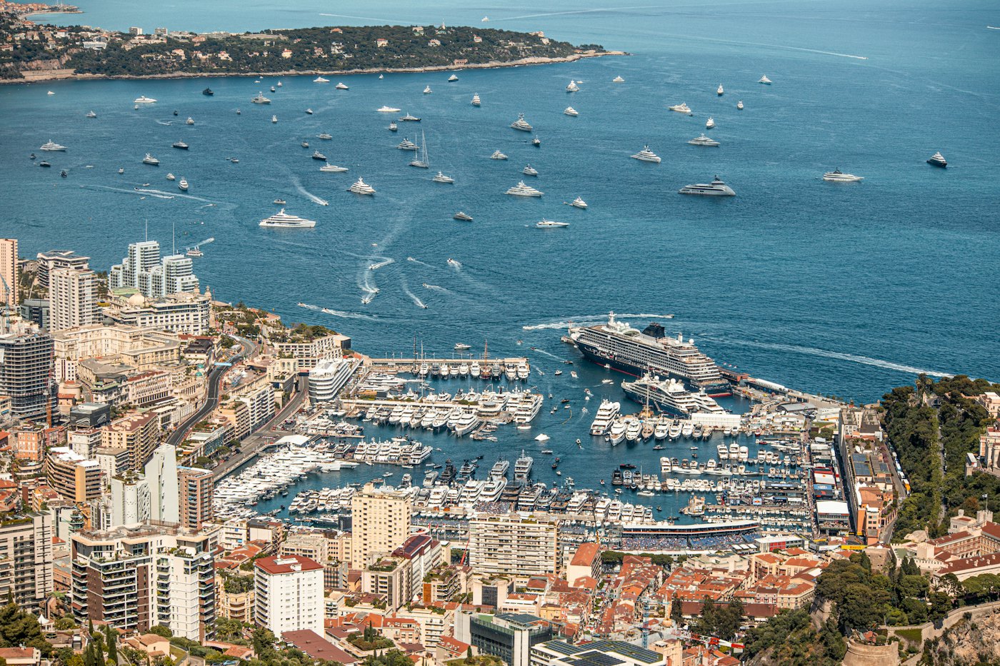 Le port Hercule et ses yachts vus d'en haut, avec la baie de Monaco