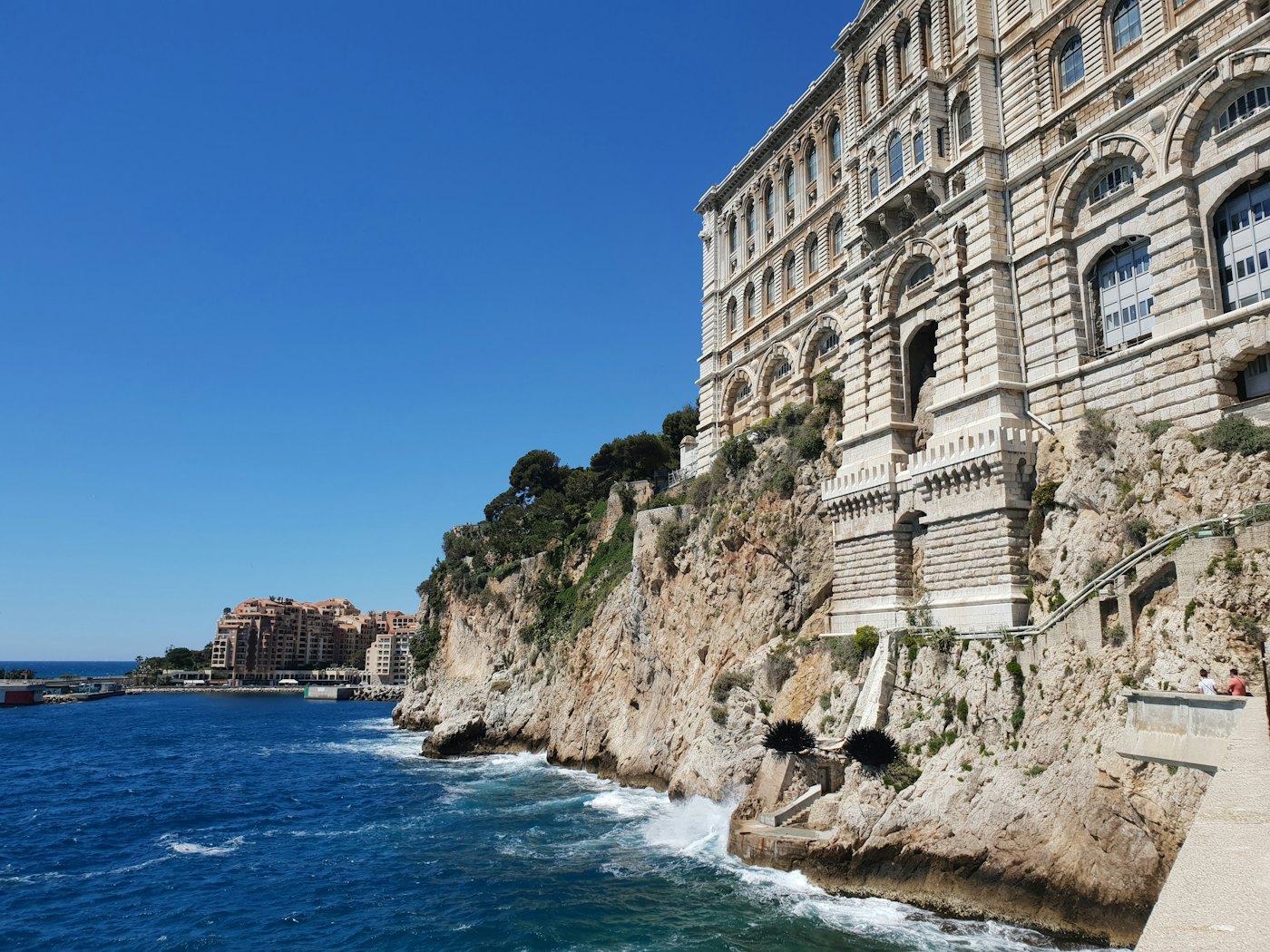 Le musée océanographique de Monaco, accroché à la falaise au-dessus de la mer