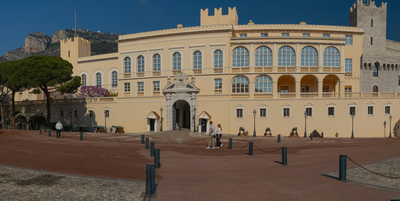 La façade du Palais Princier de Monaco et sa place