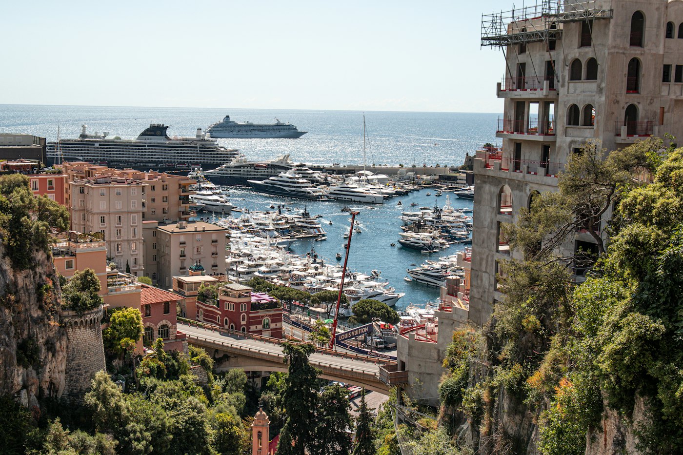 Yachts et paquebots dans le Port Hercule, au pied des immeubles de la Condamine