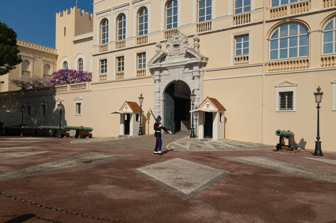Un garde en uniforme devant l'entrée du Palais Princier de Monaco