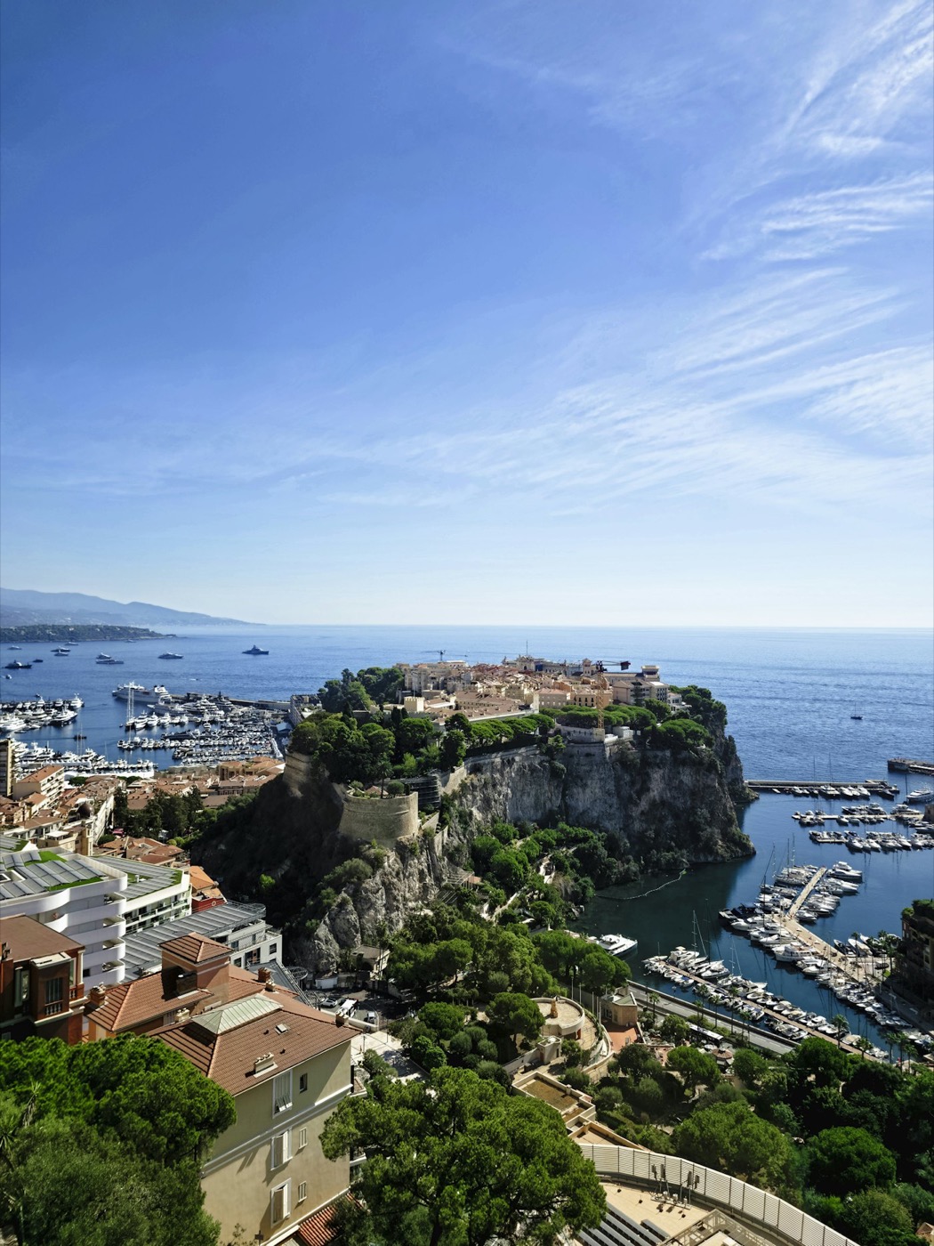 Le Rocher de Monaco, son vieux quartier fortifié et les deux ports vus des hauteurs