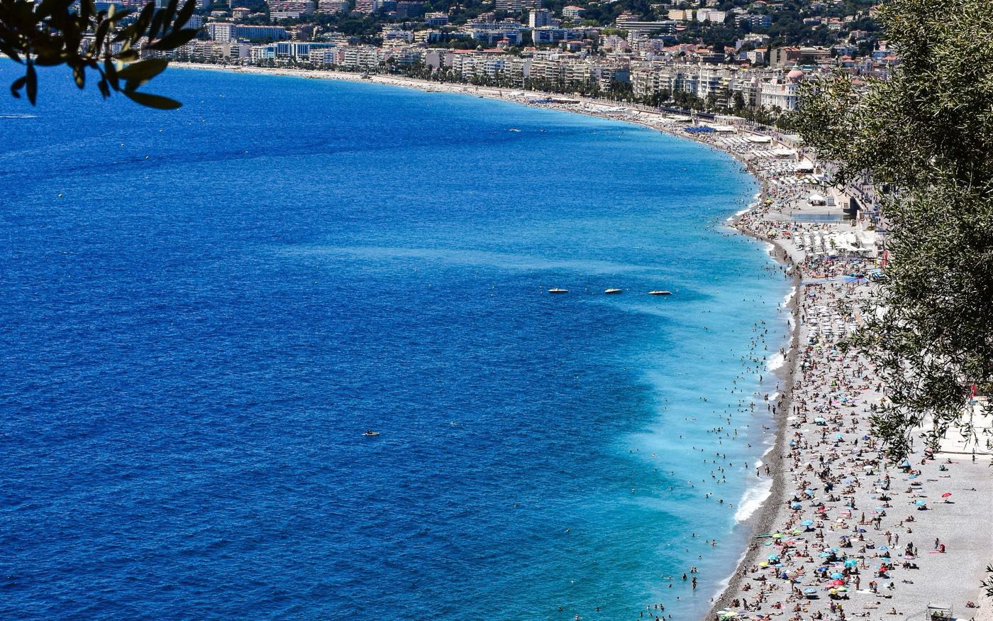 La baie des Anges et la plage de Nice vues des hauteurs