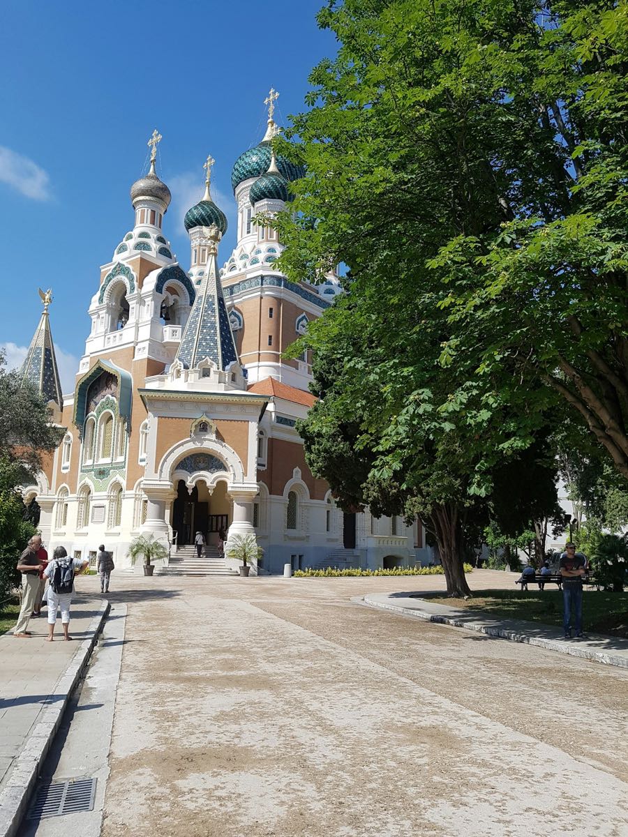 La cathédrale russe Saint-Nicolas et ses bulbes verts, entourée d'arbres
