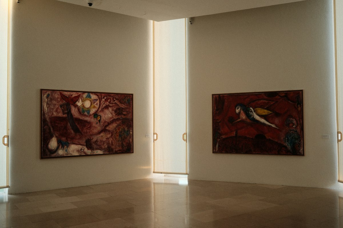 Deux tableaux dans une salle du musée national Marc Chagall