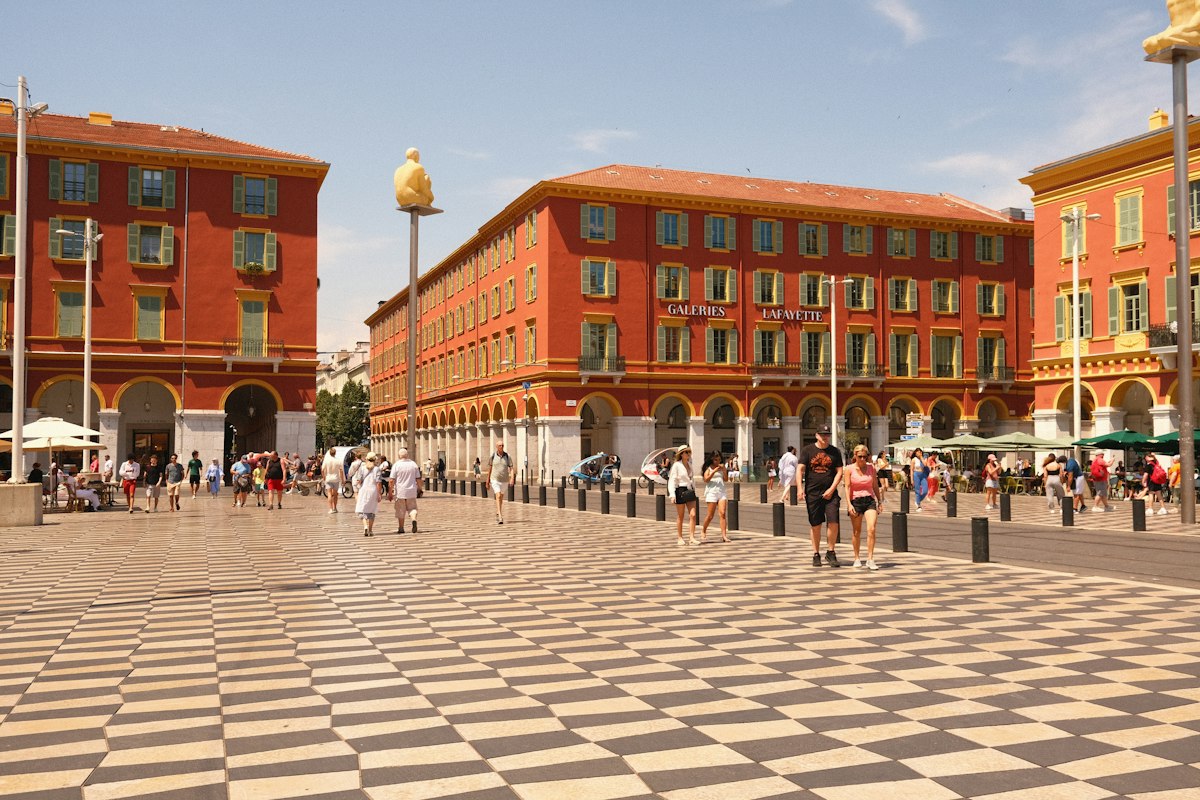 La place Masséna, son damier noir et blanc et ses façades rouges