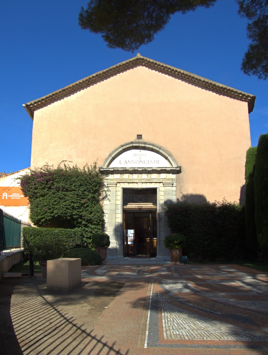 La façade du musée de l'Annonciade, ancienne chapelle près du port de Saint-Tropez