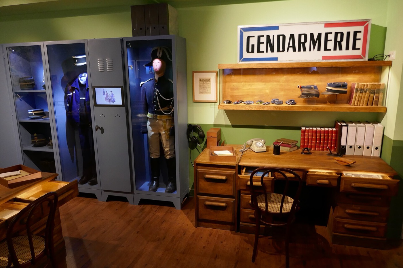 Un décor reconstitué du musée de la Gendarmerie et du Cinéma, sous l'enseigne « Gendarmerie »