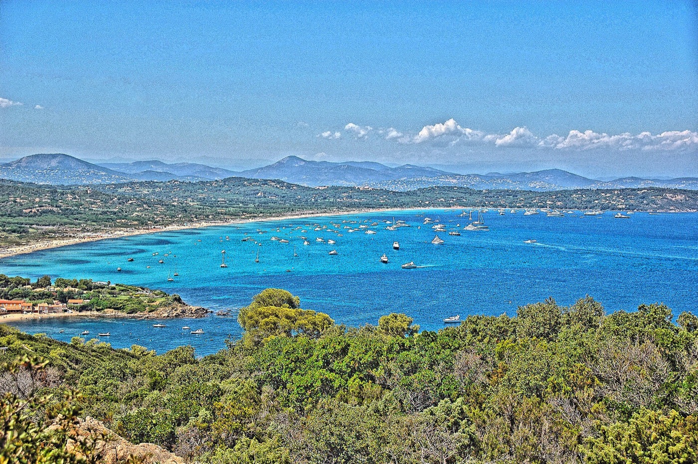 La baie de Pampelonne, sa grande plage de sable et la mer turquoise vues d'en haut