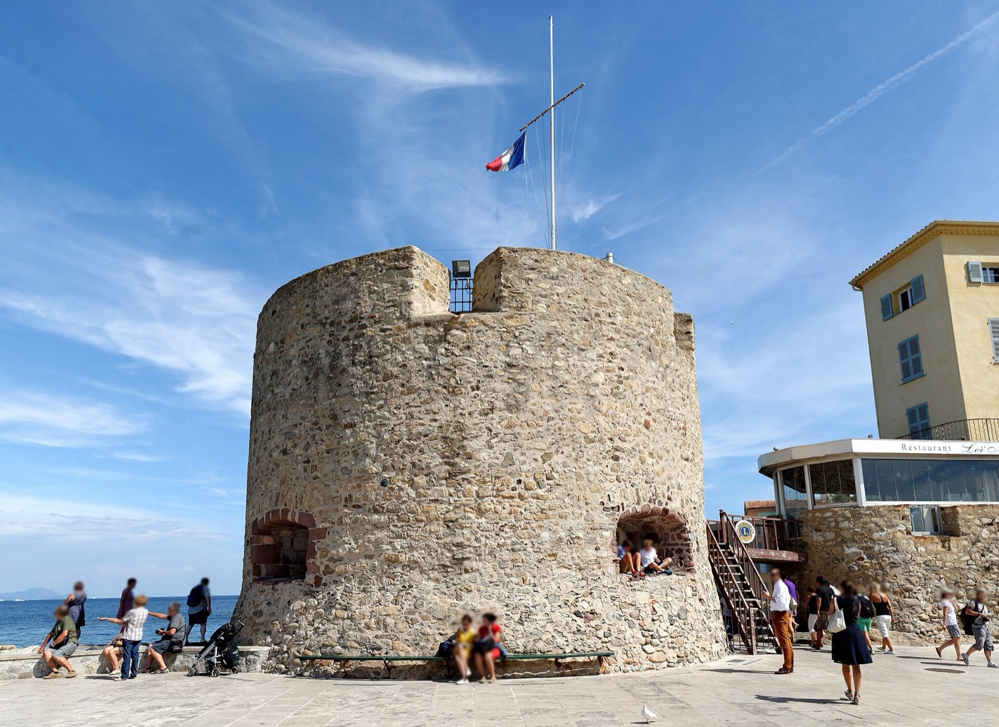 La tour du Portalet, tour ronde en pierre à l'entrée du port de Saint-Tropez