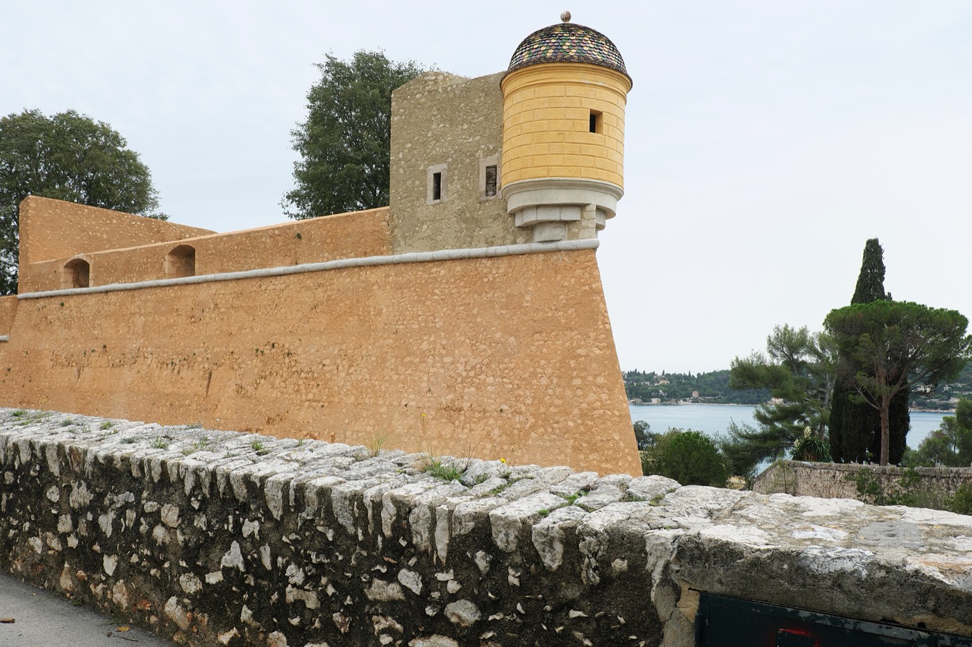 Les murs ocre de la citadelle Saint-Elme et sa tourelle d'angle, au-dessus de la rade