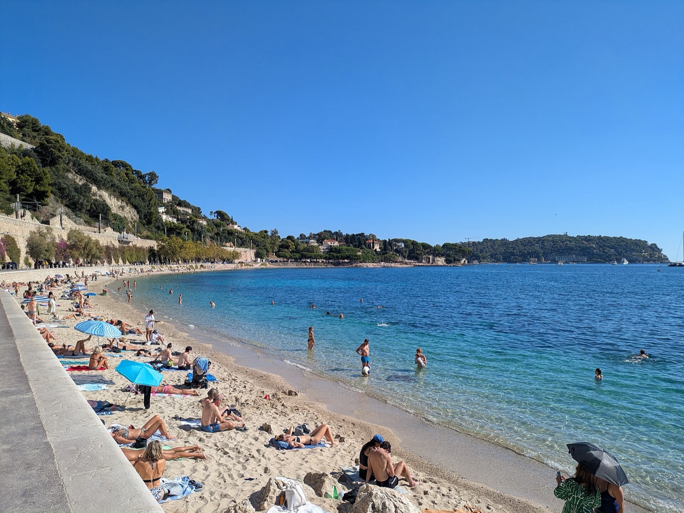 La plage des Marinières et l'eau claire de la baie de Villefranche-sur-Mer